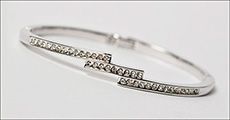Hvidguldsbelagt armbånd m/østrigske krystaller, inkl. fragt, værdi kr. 699
