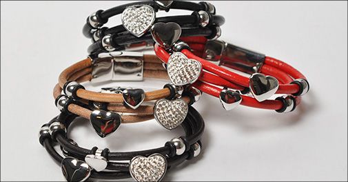 Læder og hjerter.. Råt og feminint læderarmbånd fra Beautidesign.dk