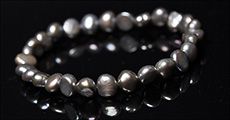 Armbånd m/ferskvandsperler forhandlet af Beautidesign.dk, værdi kr. 249,-