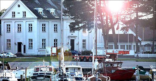 Bo på 4-stjernede Bandholm Hotel ved havn og skøn strand