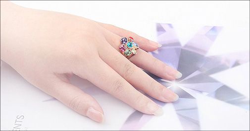 Flot ring med østrigske krystaller forhandlet af Beautidesign