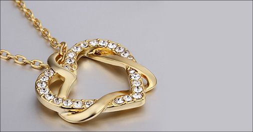 Enkelt og smukt halssmykke forhandlet af Beautidesign