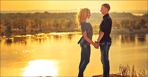 Perfekt som gave: Smukke øreringe med zirkonia krystal, levers i flot gavepose.. 