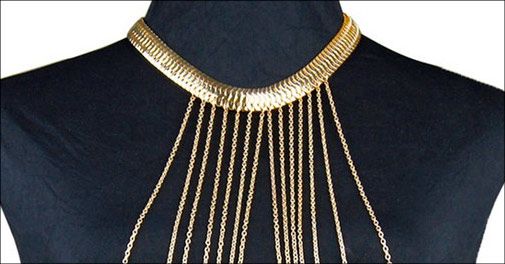 Pift dresset op med en sexy bodykæde.