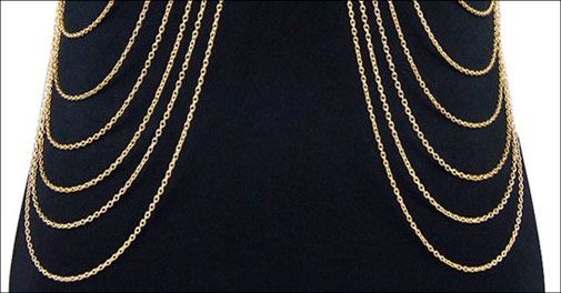 Pift dresset op med en sexy bodykæde.