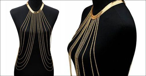 Pift dresset op med en sexy bodykæde.