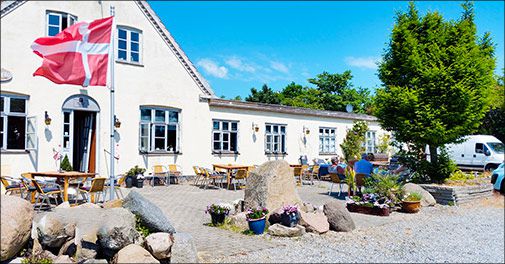 Skønne Bogø Kro byder dig hjertelig velkommen i hyggelige omgivelser!