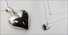 Kæde med blankpoleret hjerte-vedhæng fra Beautidesign, værdi kr. 598,-