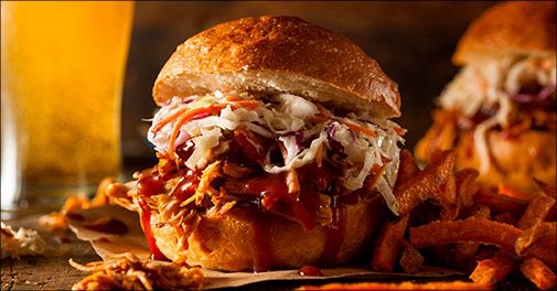 Nyd en lækker hjemmelavet burger på Postgaarden i Sorø