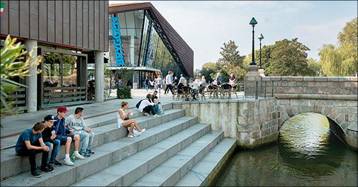 Tag på tur til Vejle og bo centralt på CABINN lige ved åen, cafeer og shopping!