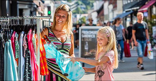 Tag på tur til Vejle og bo centralt på CABINN lige ved åen, cafeer og shopping!