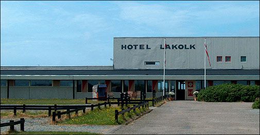 Nu kan du nyde den dejligste miniferie på Hotel Lakolk lige ved stranden.. 
