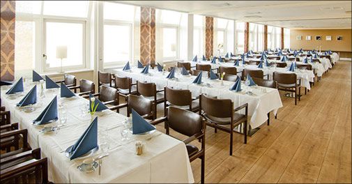Nyd de skønne omgivelser og den dejlige mad på populære Nørherredhus Hotel på Als