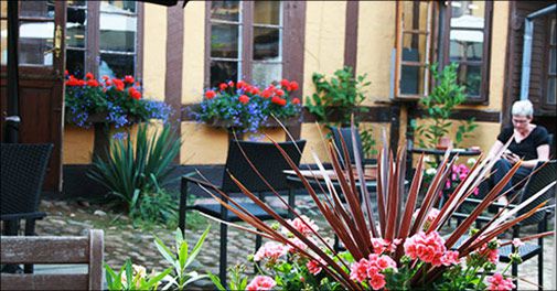 Skønne omgivelser og udsøgt mad, velkommen på hyggelige Postgaarden i Sorø. 