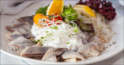 Kom tæt på fiskeri- og badebystemning og bo skønt på Hotel Menstrup Kro!