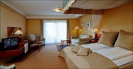 Kom tæt på fiskeri- og badebystemning og bo skønt på Hotel Menstrup Kro!