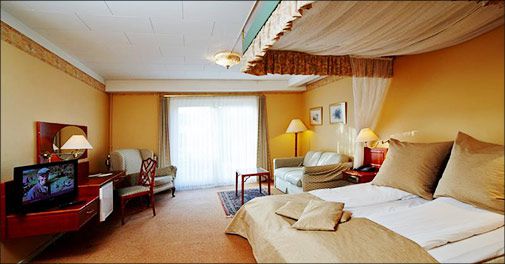 Besøg skønne Sydsjælland og tag på et dejligt ophold på charmerende Hotel Menstrup Kro..