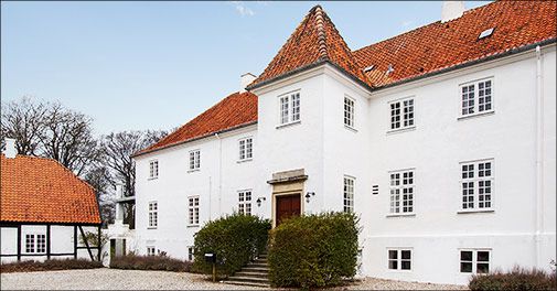 Skønt ophold for 2 på Øbjerggaard Gods tæt på skov og strand, en uspoleret, stemningsfuld og historisk perle..