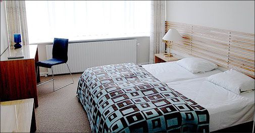 Det bliver festligt ★ Revy-ophold på Nørherredhus Hotel!