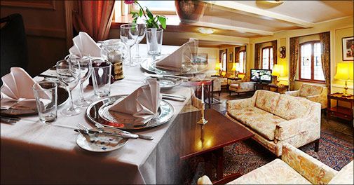 Årets gaveide: Revy-ophold for 2 på Hotel Menstrup Kro med masser af underholdning, lækker mad, drinks, musik & dans!