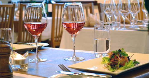 I får 2 nætter inkl. bobler, mad, likør mm.. 