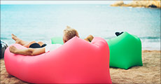 1 stk. Cloud Lounger oppustelig sofa i blå eller sort, værdi kr. 339,-