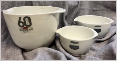 Opgrader dit køkken med disse 3 smukke Rösti Margretheskåle i hvidt porcelæn. Et unikt sæt, der kun fås i denne eksklusive 3-pak og inkl en aftenmadsbog. Værdi kr. 459,-