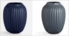 Giv dit hjem et elegant og tidløst udtryk med den smukke Hammershøi vase/krukke fra Kähler Design. Vælg mellem Indigo Blå eller Anthracite Grå. Værdi kr. 600,-
