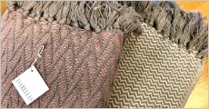 Lækkert bomulds plaid - smuk og blød plaid fra ISABELLAS – lavet i 100% bomuld og perfekt til både sofa, terrasse eller en kølig sommeraften under åben himmel. Værdi kr. 199,-
