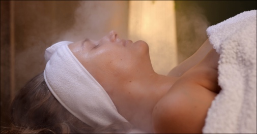 Ansigtsbehandling med Aqua Peeling