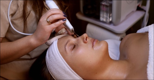 Ansigtsbehandling med Aqua Peeling