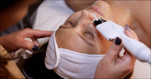 Ansigtsbehandling med Aqua Peeling