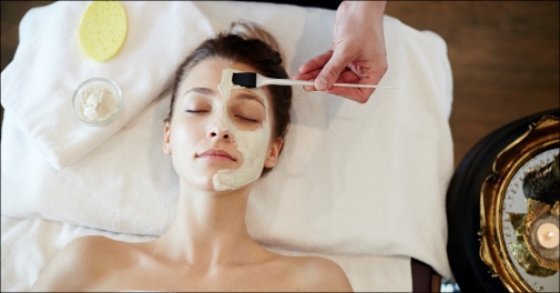 Farvning af vipper og bryn samt ansigtsløftende massage