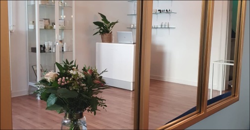 Farvning af vipper og bryn samt ansigtsløftende massage